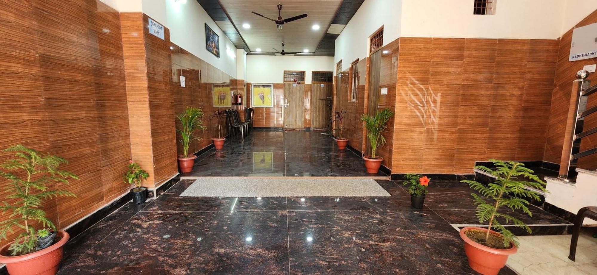 Hotel Shri Radha Rani Dham, Near Iskcon And Prem Mandir