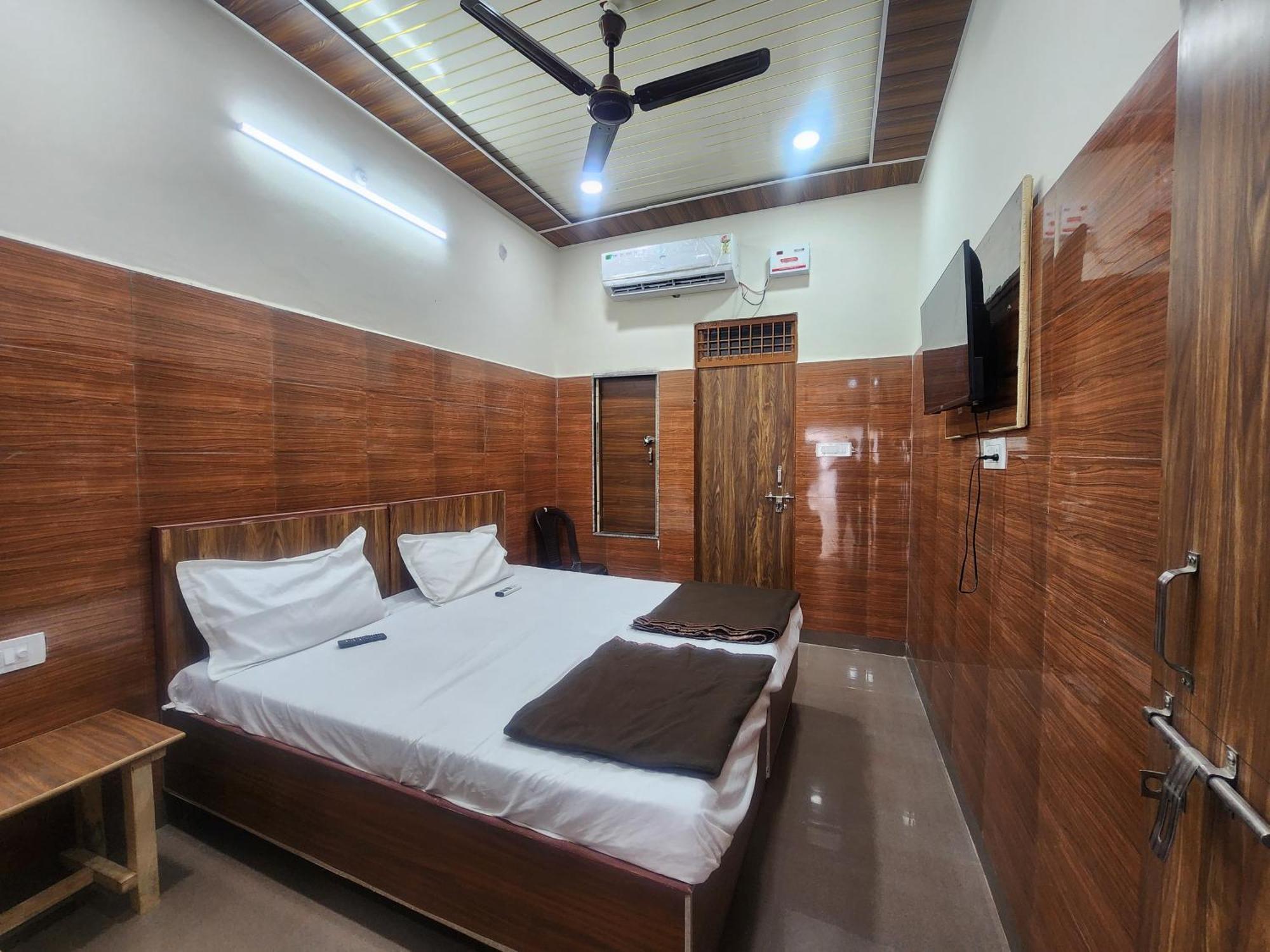 Shri Radha Rani Dham, Near Iskcon And Prem Mandir Hotel 3*