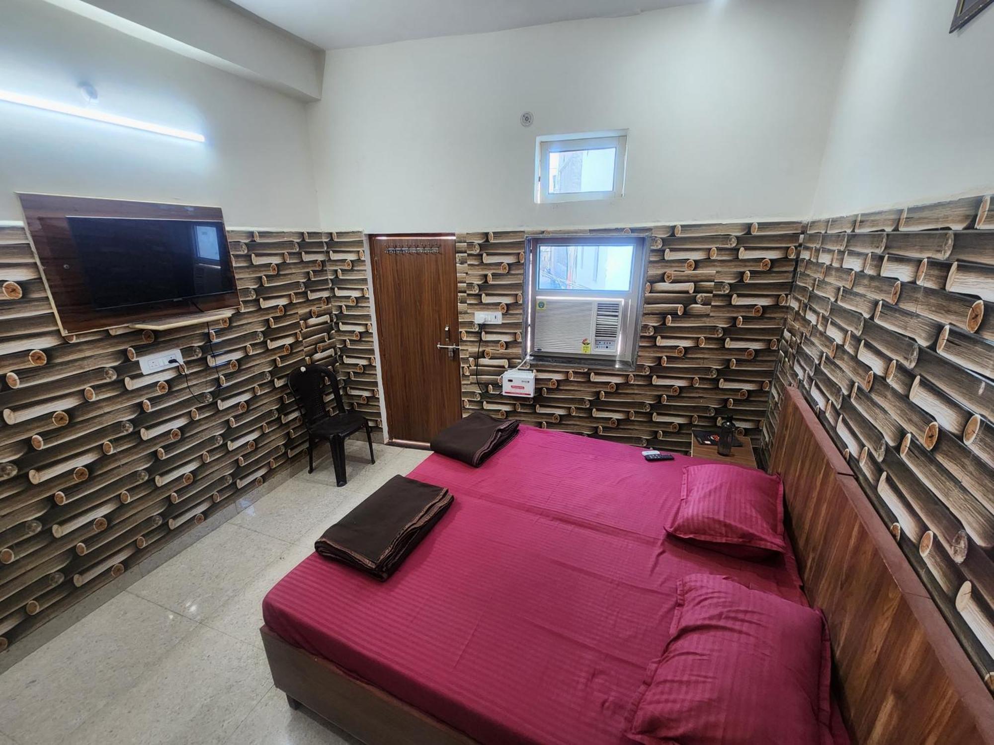 Hotel Shri Radha Rani Dham, Near Iskcon And Prem Mandir Vrindavan