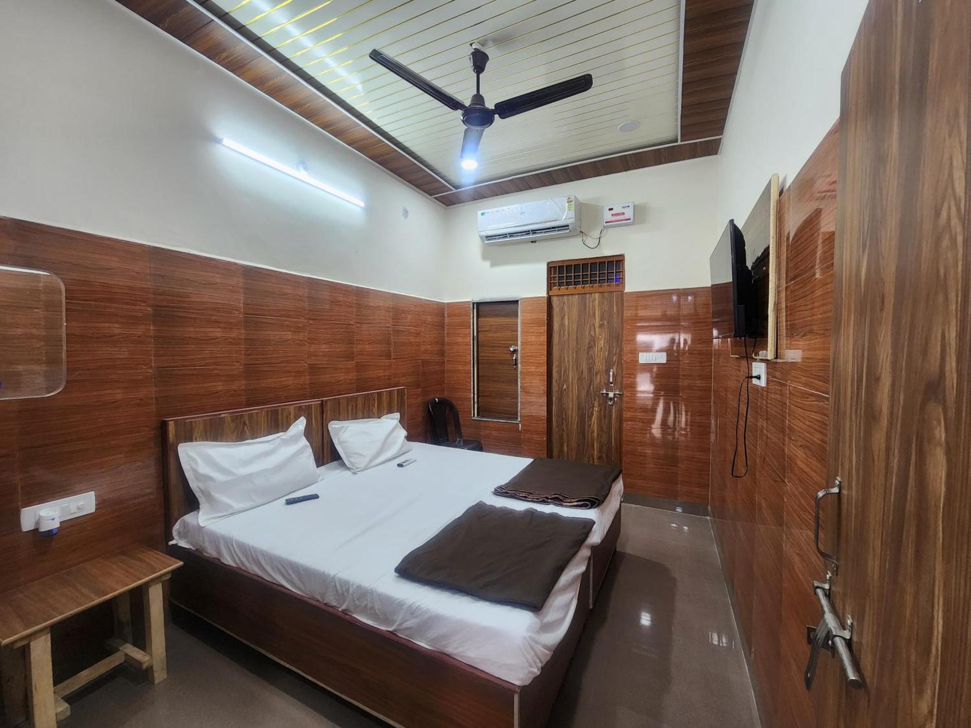 Hotel Shri Radha Rani Dham, Near Iskcon And Prem Mandir