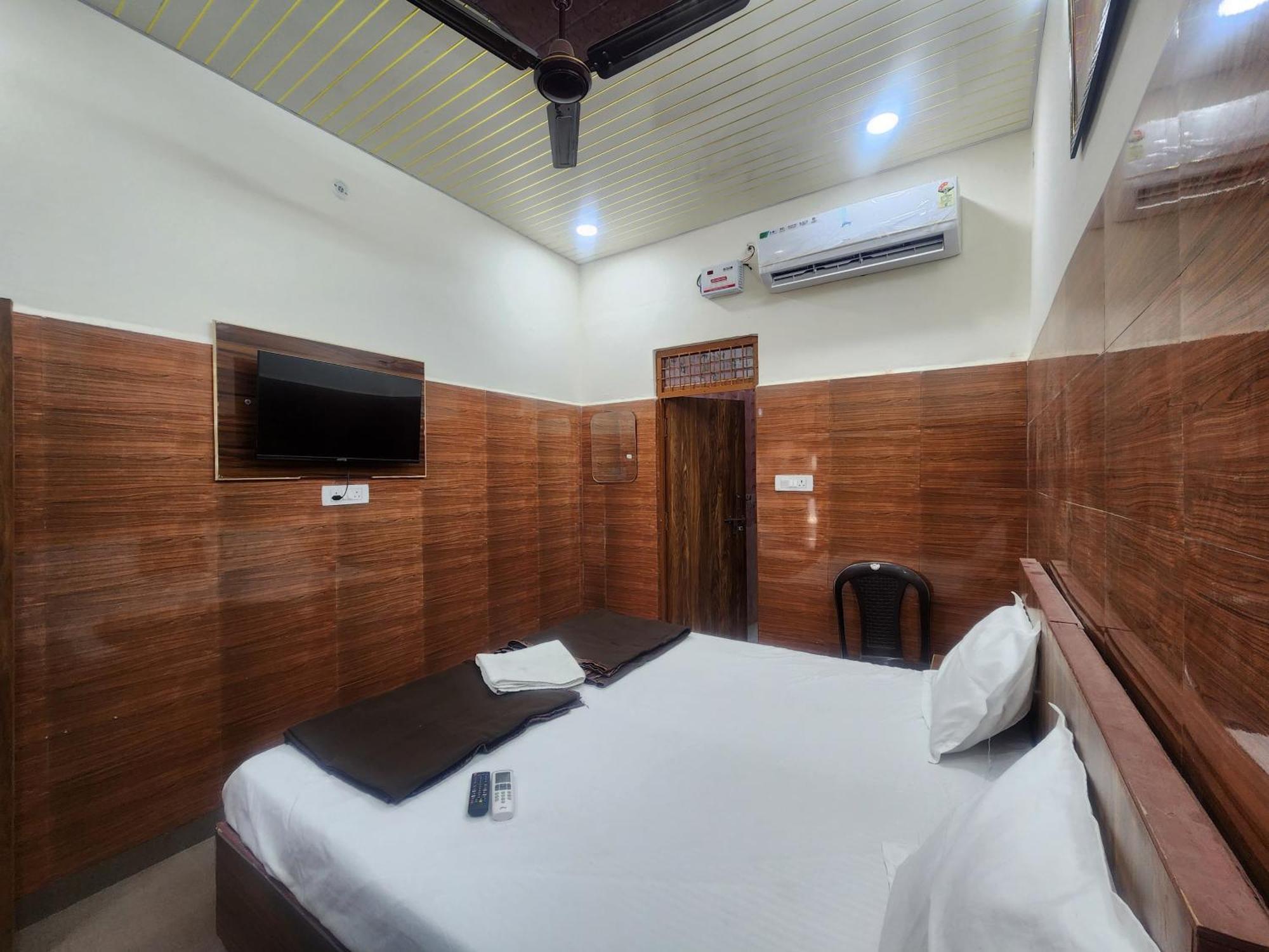 Hotel Shri Radha Rani Dham, Near Iskcon And Prem Mandir